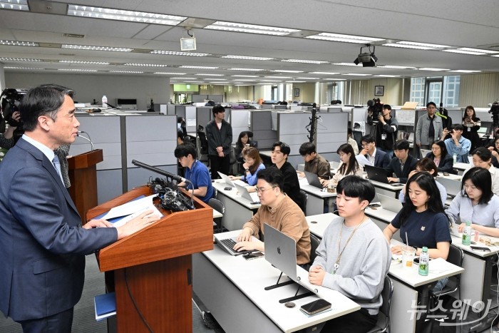 함용일 금융감독원 부원장이 3일 오전 서울 여의도 금융감독원에서 열린 글로벌 IB 불법 공매도 중간 조사결과 및 향후 계획에서 발표를 하고 있다. 사진=강민석 기자 kms@newsway.co.kr