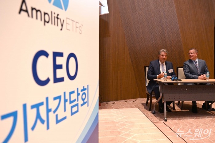 삼성자산운용의 전략적 제휴사인 앰플리파이의 CEO 크리스티안 마군 최고경영자(오른쪽)와 윌리엄 벨든(William Belden) 앰플리파이 사장이 7일 오전 서울 여의도 한국거래소에서 열린 'Amplify ETFs' 기자간담회에 참석해 대화를 하고 있다. 사진=강민석 기자 kms@newsway.co.kr