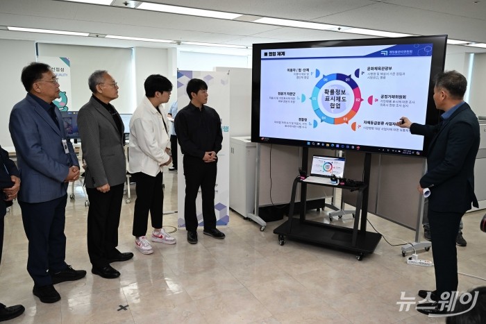 (왼쪽부터)김규철 게임물관리위원회 위원장, 유인촌 문화체육관광부 장관, 문호준 프로게이머, 홍진호 전 프로게이머가 8일 오전 서울 서대문구 게임물관리위원회에서 관계자로부터 '확률정보 표시제도 시행결과' 발표를 듣고 있다. 사진=강민석 기자 kms@newsway.co.kr