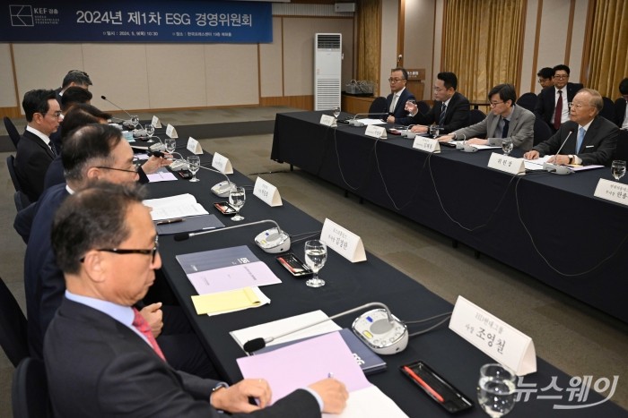 (오른쪽 첫 번째)손경식 한국경영자총협회 회장이 9일 오전 서울 중구 한국프레스센터에서 열린 2024년 제1차 ESG 경영위원회에서 개회사를 하고 있다. 사진=강민석 기자 kms@newsway.co.kr