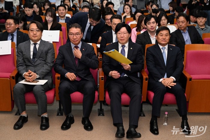 (앞 줄 왼쪽부터)이준서 한국증권학회장, 김학수 넥스트레이드 대표이사, 김소영 금융위원회 부위원장, 양태영 한국거래소 부이사장이 9일 오후 서울 여의도 금융투자협회에서 진행된 ATS 운영방안 세미나에 참석해 자리하고 있다. 사진=강민석 기자 kms@newsway.co.kr