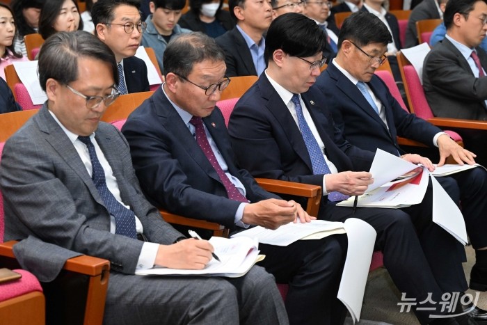 (왼쪽부터)이준서 한국증권학회장, 김학수 넥스트레이드 대표이사, 김소영 금융위원회 부위원장, 양태영 한국거래소 부이사장이 9일 오후 서울 여의도 금융투자협회에서 진행된 ATS 운영방안 세미나에 참석해 자료를 살펴보고 있다. 사진=강민석 기자 kms@newsway.co.kr
