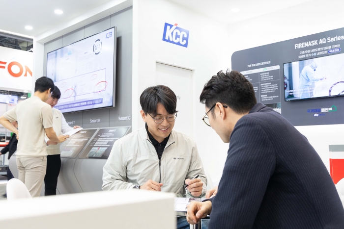 KCC가 AGV(무인 운반 차량), AMR(자율 이동 로봇) 등 자율주행 물류로봇에 적합한 바닥재 4종을 출시했다. 사진=KCC 제공