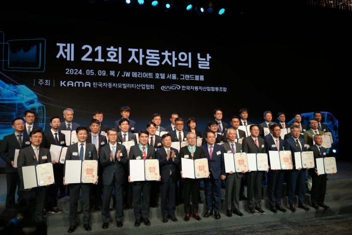 한국자동차모빌리티산업협회(KAMA)와 한국자동차산업협동조합(KAICA)이 공동 주최하는 제21회 자동차의 날 기념행사가 9일 오후 JW메리어트호텔에서 열린 가운데 업계 관계자들이 기념촬영을 하고 있다. 사진=한국자동차모빌리티산업협회 제공