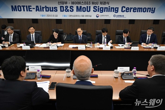 (중앙)이승렬 산업통상자원부 산업정책실장이 10일 오전 서울 중구 대한상공회의소에서 열린 글로벌 방산기업 에어버스DS의 R&D센터 국내 유치 MOU 체결식에서 모두발언을 하고 있다. 사진=강민석 기자 kms@newsway.co.kr