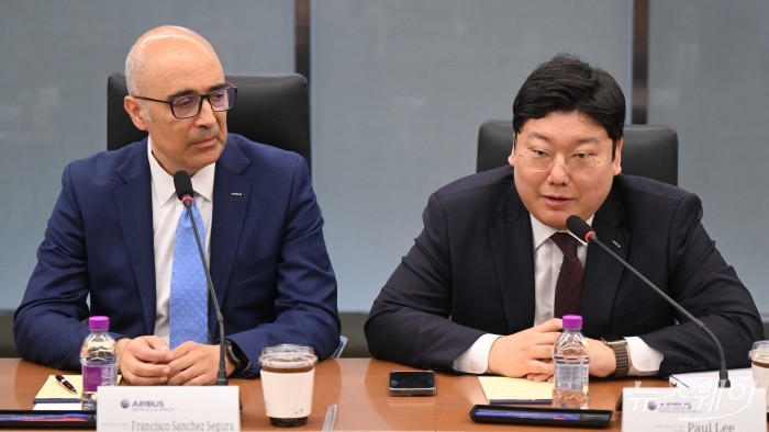 (오른쪽)이희환 에어버스 방위우주사업부 한국 대표가 10일 오전 서울 중구 대한상공회의소에서 열린 글로벌 방산기업 에어버스DS의 R&D센터 국내 유치 MOU 체결식에서 발언을 하고 있다. (오른쪽부터)이 대표, 산체스 세구라 에어버스 D&S COO. 사진=강민석 기자 kms@newsway.co.kr
