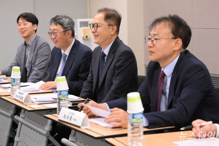 (오른쪽 두 번째)이승렬 산업통상자원부 산업정책실장이 10일 오전 서울 중구 대한상공회의소에서 열린 조선산업 중앙지방 정책협의회에서 모두발언을 하고 있다. 사진=강민석 기자 kms@newsway.co.kr