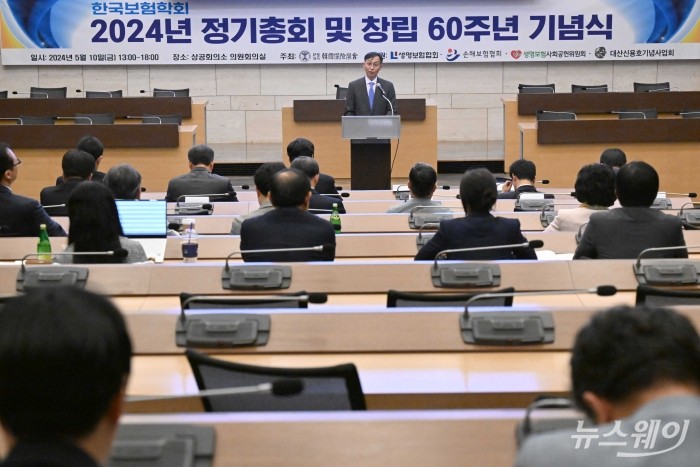 김용재 금융위원회 상임위원이 10일 오후 서울 중구 대한상공회의소에서 열린 '한국보험학회 정기총회 및 창립 60주년 기념식'에서 축사를 하고 있다. 사진=강민석 기자 kms@newsway.co.kr