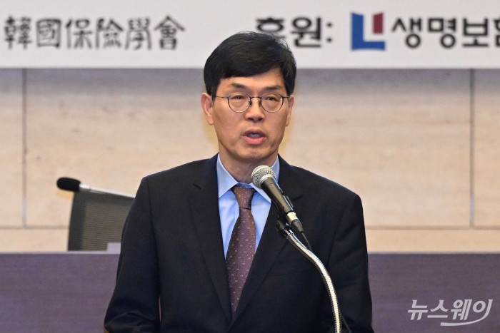 안철경 보험연구원 원장이 10일 오후 서울 중구 대한상공회의소에서 열린 '한국보험학회 정기총회 및 창립 60주년 기념식'에서 축사를 하고 있다. 사진=강민석 기자 kms@newsway.co.kr