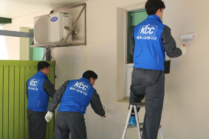KCC가 울산 참사랑의 집을 비롯해 2곳의 복지기관 외부를 페인트로 도색하는 민관협력형 사회공헌 활동을 이어간다. 사진=KCC 제공