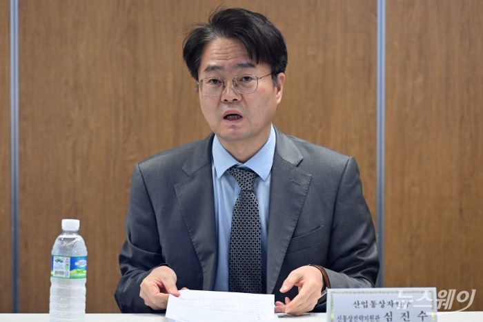 심진수 산업통상자원부 신통상전략지원관이 14일 오후 서울 중구 상연재 서울역점에서 열린 英 CBAM 관련 업계 간담회에서 모두발언을 하고 있다. 사진=강민석 기자 kms@newsway.co.kr