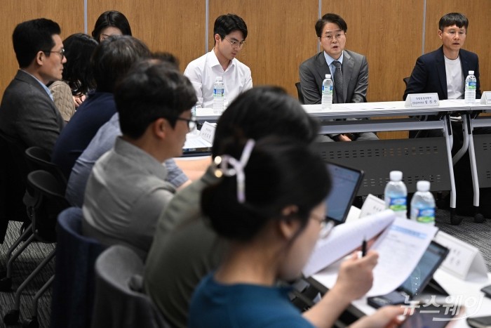 (오른쪽 두 번째)심진수 산업통상자원부 신통상전략지원관이 14일 오후 서울 중구 상연재 서울역점에서 열린 英 CBAM 관련 업계 간담회에서 모두발언을 하고 있다. 사진=강민석 기자 kms@newsway.co.kr