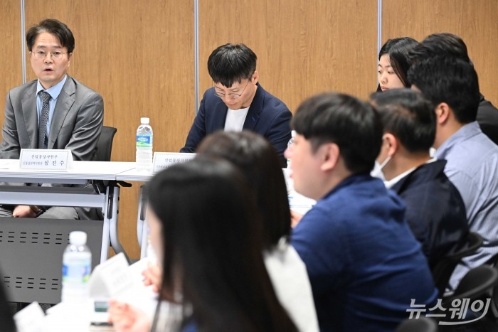 심진수 산업통상자원부 신통상전략지원관이 14일 오후 서울 중구 상연재 서울역점에서 열린 英 CBAM 관련 업계 간담회에서 모두발언을 하고 있다. 사진=강민석 기자 kms@newsway.co.kr