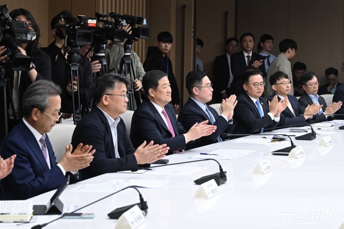 (오른쪽부터)신동진 한화솔루션 부사장, 김수연 GS풍력발전 대표, 박경일 풍력산업협회장, 구본규 LS전선 대표, 이계인 포스코인터내셔널 대표, 박종환 HD현대에너지솔루션 대표, 홍성민 태양광산업협회장이 16일 오후 서울 중구 대한상공회의소에서 열린 재생에너지 업계 간담회에서 안덕근 산업통상자원부 장관의 모두발언을 마치자 박수를 치고 있다. 사진=강민석 기자 kms@newsway.co.kr