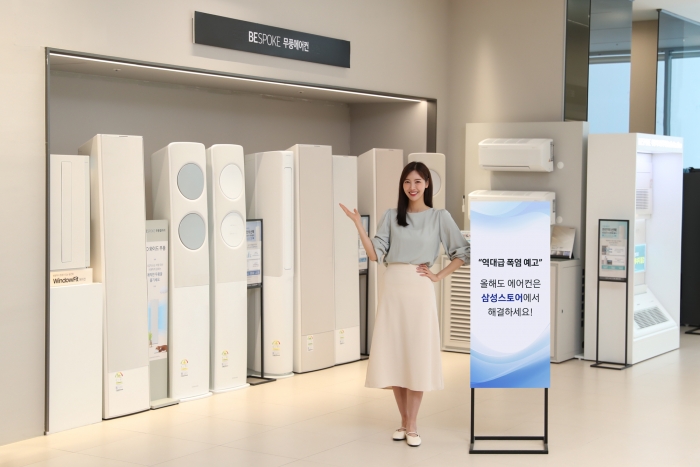 삼성전자 모델이 삼성스토어 매장에서 무풍에어컨을 소개하고 있다. 사진=삼성전자 제공