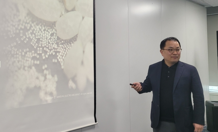 김위헌 삼성전기 MLCC제품개발4그룹장(상무)이 17일 서울 태평로 삼성전자 기자실에서 세미나를 열고 초소형·초고용량의 기술력의 결과물인 MLCC(적층세라믹캐패시터)를 소개했다. 사진=삼성전기 제공