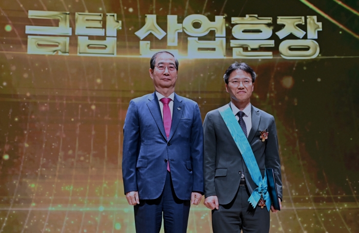 LG전자 김병훈 최고기술책임자(CTO)가 21일 서울 대한상공회의소에서 열린 제59회 발명의 날 기념식에서 최고 영예인 금탑산업훈장을 받았다. 김병훈 CTO(사진 오른쪽)가 이날 시상자로 나선 한덕수 국무총리와 함께 기념촬영을 하고 있다. 사진=LG전자 제공