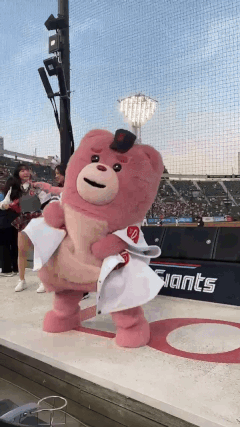 벨리곰이 롯데자이언츠 응원을 위해 치어리딩을 하고 있다./동영상=롯데홈쇼핑 제공