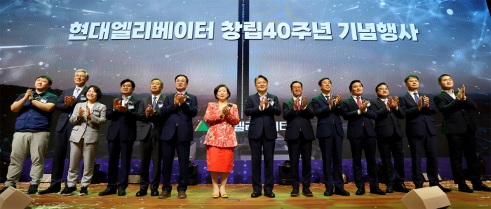 조재천 현대엘리베이터 대표와 현정은 현대그룹 회장, 김영환 충청북도지사, 이종배 국회의원, 조길형 충주시장(좌측 여섯 번째부터) 등 내외빈들이 22일 충주 현대엘리베이터 스마트 캠퍼스에서 열린 창립 40주년 행사에서 기념촬영을 하고 있다. 사진=현대엘리베이터 제공