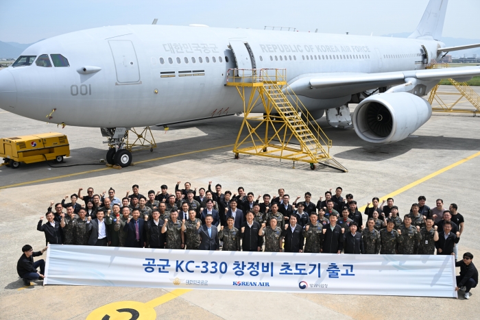 22일 오전 부산 강서구 대한항공 테크센터에서 KC-330 창정비 초도기 출고식이 열린 가운데 관계자들이 기념촬영을 하고 있다. 사진=대한항공 제공