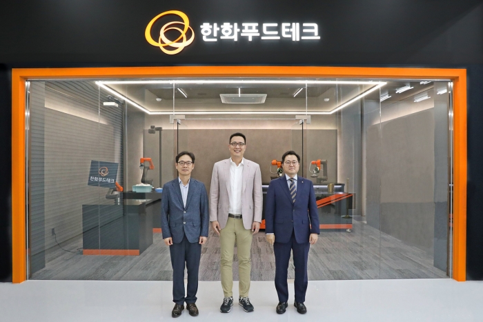 한화푸드테크 R&D센터에서 (왼쪽부터)서종휘 한화로보틱스 대표이사, 김동선 한화호텔앤드리조트 부사장, 이종승 한화푸드테크 대표이사가 기념촬영을 하고 있다. 사진=한화푸드테크 제공