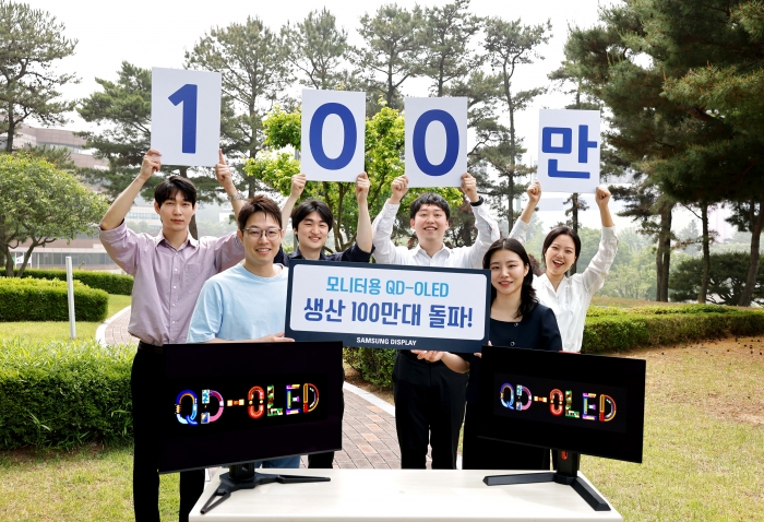 삼성디스플레이 대형사업부 직원들이 모니터용 QD-OLED 백만대 출하를 기념해 사진촬영을 하고 있다. 사진=삼성디스플레이 제공