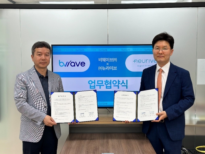 (좌측부터)비웨이브 대표 이승환, 뉴라이브 대표 송재준. 사진=뉴라이브 제공