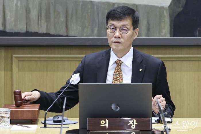 이창용 한국은행 총재가 23일 서울 중구 한국은행에서 열린 금융통화위원회에서 의사봉을 두드리고 있다. 사진=사진공동취재단