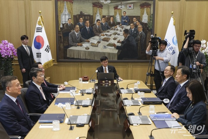 이창용 한국은행 총재가 23일 서울 중구 한국은행에서 열린 금융통화위원회를 주재하고 있다. 사진=사진공동취재단