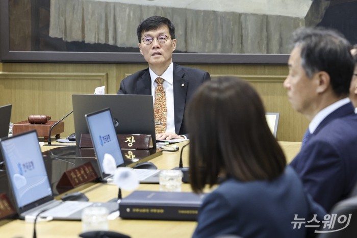 이창용 한국은행 총재가 23일 서울 중구 한국은행에서 열린 금융통화위원회를 주재하고 있다. 사진=사진공동취재단