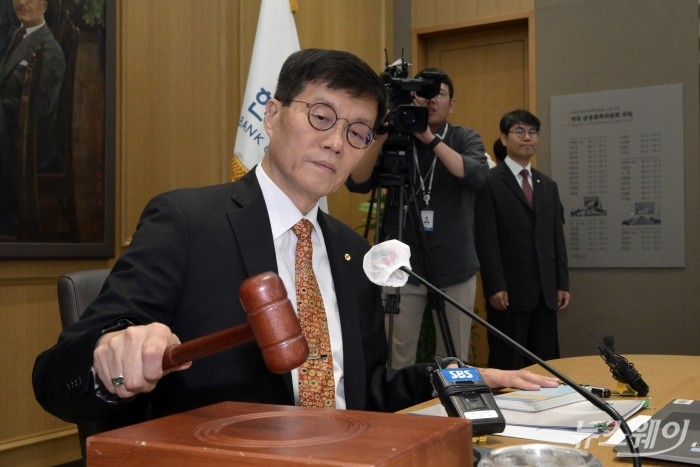 이창용 한국은행 총재가 23일 서울 중구 한국은행 본부에서 열린 금융통화위원회에서 의사봉을 두드리고 있다. 사진=사진공동취재단