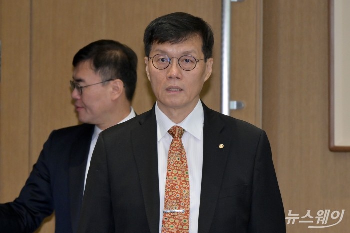 이창용 한국은행 총재가 23일 서울 중구 한국은행 본부에서 열린 금융통화위원회에 참석하고 있다. 사진=사진공동취재단