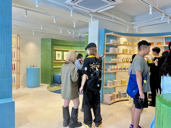 로에베 퍼퓸 팝업스토어를 둘러보고 있는 사람들의 모습. 사진=윤서영 기자