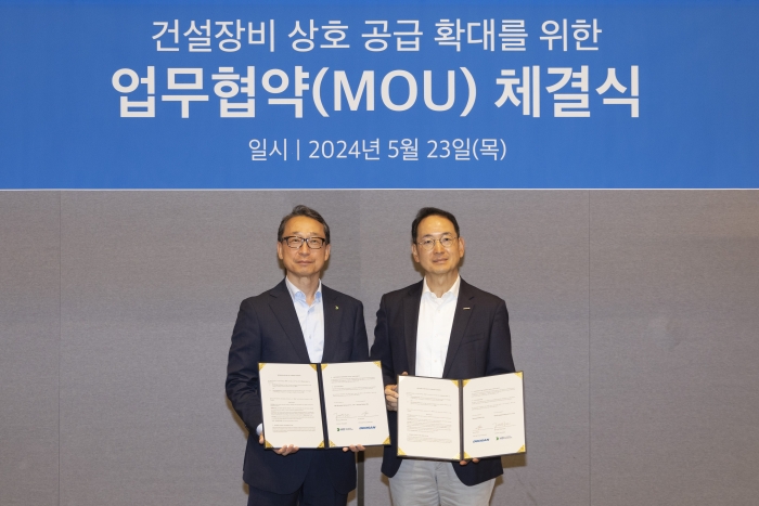 HD현대인프라코어와 두산밥캣이 23일 더블트리바이 힐튼 서울 판교에서 '북미 지역 건설장비 상호 공급 확대를 위한 업무 협약(MOU)'을 체결했다. 사진=HD현대인프라코어 제공