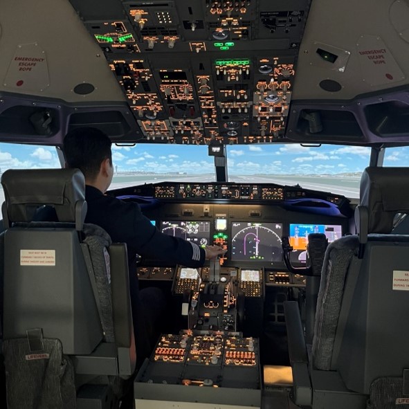 조종 훈련을 진행 중인 이스타항공 운항 승무원. 사진=이스타항공 제공