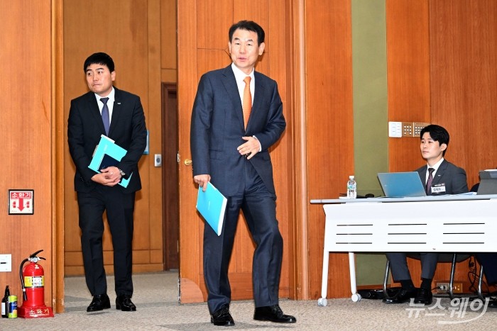 정은보 한국거래소 이사장이 24일 오전 서울 여의도 한국거래소에서 열린 '『기업 밸류업, 자본시장 레벨업』을 위한 한국거래소 핵심전략' 기자간담회에 참석하기 위해 발표장으로 들어서고 있다. 사진=강민석 기자 kms@newsway.co.kr