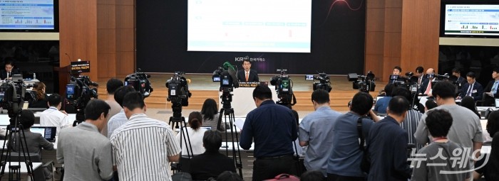 정은보 한국거래소 이사장이 24일 오전 서울 여의도 한국거래소에서 열린 '『기업 밸류업, 자본시장 레벨업』을 위한 한국거래소 핵심전략' 기자간담회에서 발표를 하고 있다. 사진=강민석 기자 kms@newsway.co.kr