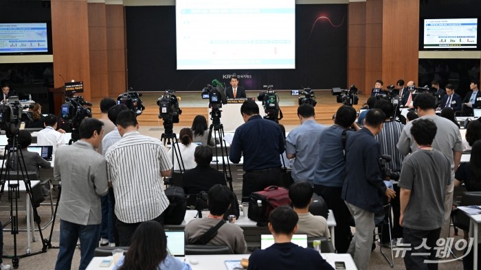 정은보 한국거래소 이사장이 24일 오전 서울 여의도 한국거래소에서 열린 '『기업 밸류업, 자본시장 레벨업』을 위한 한국거래소 핵심전략' 기자간담회에서 발표를 하고 있다. 사진=강민석 기자 kms@newsway.co.kr