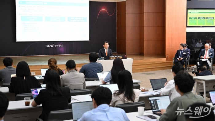 정은보 한국거래소 이사장이 24일 오전 서울 여의도 한국거래소에서 열린 '『기업 밸류업, 자본시장 레벨업』을 위한 한국거래소 핵심전략' 기자간담회에서 발표를 하고 있다. 사진=강민석 기자 kms@newsway.co.kr