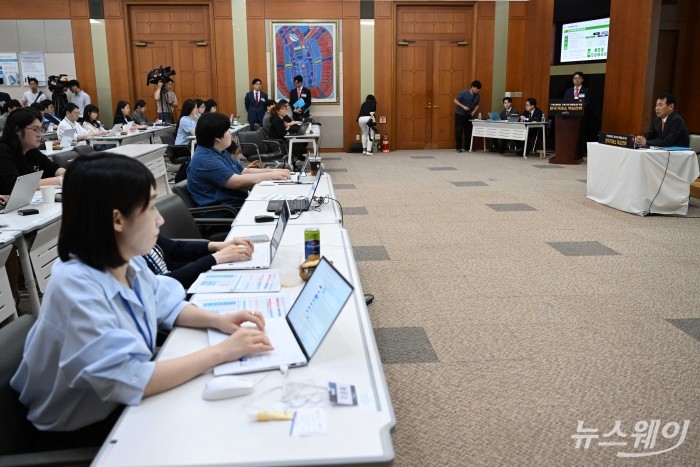 정은보 한국거래소 이사장이 24일 오전 서울 여의도 한국거래소에서 열린 '『기업 밸류업, 자본시장 레벨업』을 위한 한국거래소 핵심전략' 기자간담회에서 발표를 하고 있다. 사진=강민석 기자 kms@newsway.co.kr