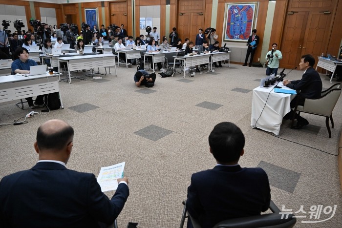 정은보 한국거래소 이사장이 24일 오전 서울 여의도 한국거래소에서 열린『기업 밸류업, 자본시장 레벨업』을 위한 한국거래소 핵심전략' 기자간담회에서 발표를 하고 있다. 사진=강민석 기자 kms@newsway.co.kr