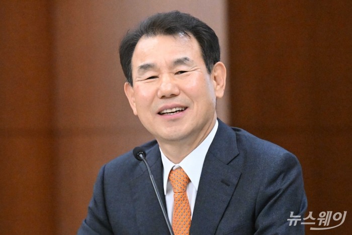 정은보 한국거래소 이사장이 24일 오전 서울 여의도 한국거래소에서 열린 '『기업 밸류업, 자본시장 레벨업』을 위한 한국거래소 핵심전략' 기자간담회에서 취재진의 질문을 경청하던 중 미소를 짓고 있다. 사진=강민석 기자 kms@newsway.co.kr