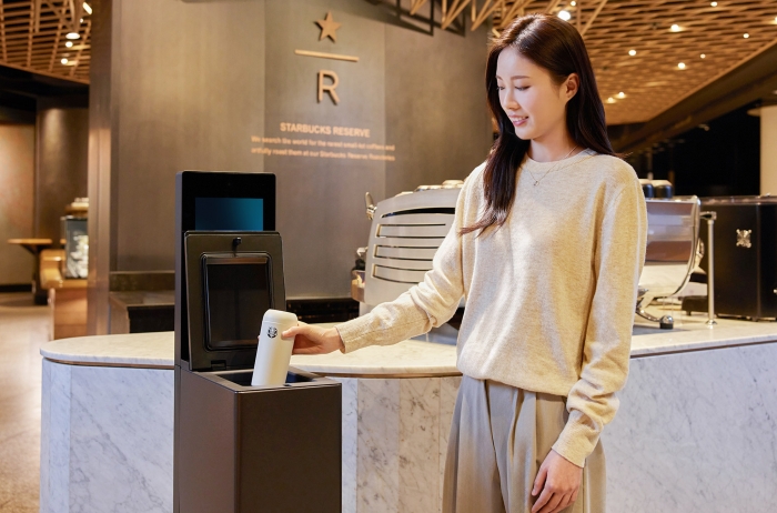 LG 마이컵을 이용해 텀블러를 세척하는 모습. 사진=삼성전자 제공