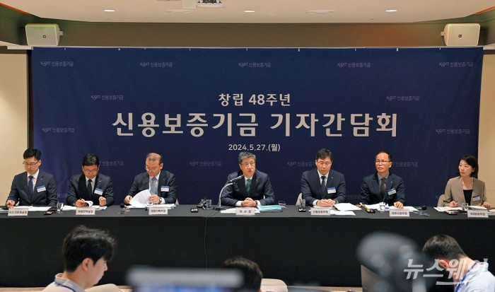최원목 신용보증기금 이사장이 27일 오전 서울 중구 은행회관 뱅커스클럽에서 열린 신용보증기금 창립 48주년 기념 기자간담회에서 발언하고 있다. 사진=이수길 기자 Leo2004@newsway.co.kr