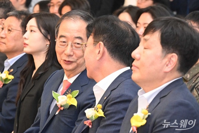 (왼쪽 세 번째)한덕수 국무총리와 (오른쪽 두 번째)이재근 KB국민은행장을 비롯한 내빈들이 27일 오전 서울 강남구 코엑스에서 열린 '2024 제1차 KB굿잡 우수기업 취업박람회' 개막식에서 대화를 하고 있다. 사진=강민석 기자 kms@newsway.co.kr