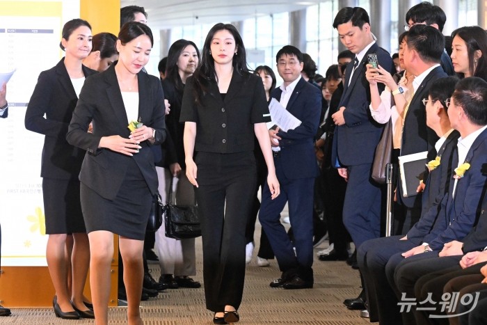김연아 KB국민은행 홍보대사가 27일 오전 서울 강남구 코엑스에서 열린 '2024 제1차 KB굿잡 우수기업 취업박람회' 개막식에 참석하기 위해 자리로 이동하고 있다. 사진=강민석 기자 kms@newsway.co.kr