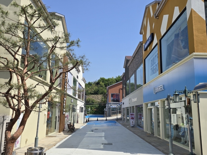 오픈 준비에 한창인 여주 프리미엄 빌리지 내 쇼핑 스트리트/사진=신세계사이먼 제공