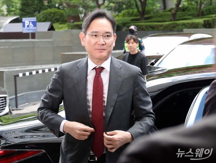 이재용 삼성전자 회장이 28일 오후 서울 중구 롯데호텔에서 모하메드 빈 자이드 알 나흐얀 아랍에미리트(UAE) 대통령을 만나기 위해 회의장으로 이동하고 있다. 사진=강민석 기자 kms@newsway.co.kr