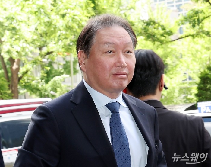 최태원 SK그룹 회장이 서울 중구 롯데호텔에서 모하메드 빈 자이드 알 나흐얀 아랍에미리트(UAE) 대통령을 만나기 위해 회의장으로 이동하고 있다. 사진=강민석 기자 kms@newsway.co.kr