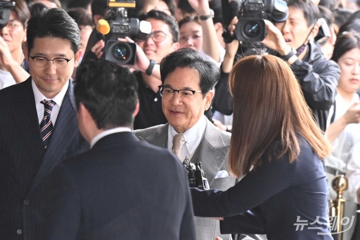이재현 CJ 회장이 28일 오후 서울 중구 롯데호텔에서 모하메드 빈 자이드 알 나흐얀 아랍에미리트(UAE) 대통령을 만나기 위해 회의장으로 이동하고 있다. 사진=강민석 기자 kms@newsway.co.kr